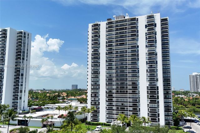 3675 N Country Club Drive 204, Aventura, FL 33180