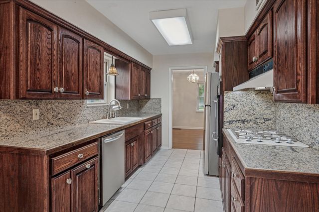 1725 Mapleton Drive, Dallas, TX 75228