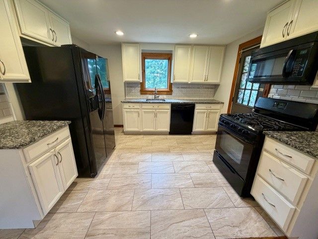 676 Park Ave, Braddock Hills, PA 15221