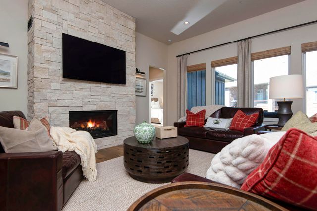 3717 E Hutcheson Avenue, Springfield, MO 65802