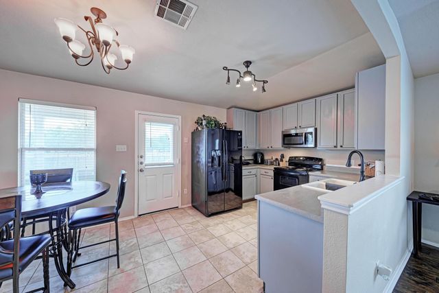 305 Creek Ledge DR, Hutto, TX 78634