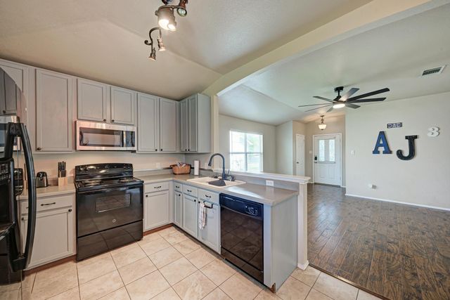 305 Creek Ledge DR, Hutto, TX 78634