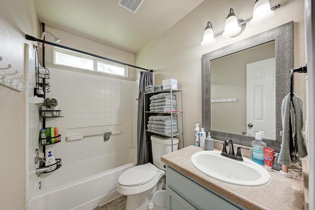 305 Creek Ledge DR, Hutto, TX 78634