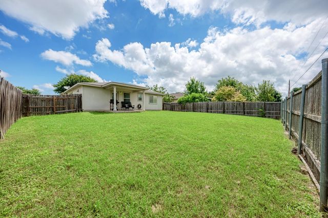 305 Creek Ledge DR, Hutto, TX 78634