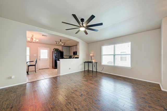 305 Creek Ledge DR, Hutto, TX 78634
