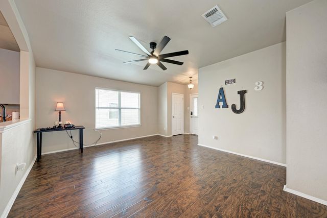 305 Creek Ledge DR, Hutto, TX 78634