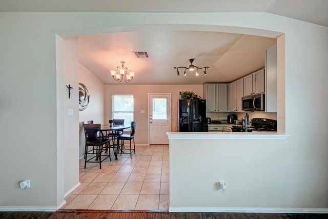 305 Creek Ledge DR, Hutto, TX 78634
