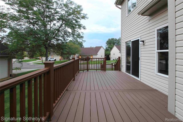 487 Woodvale Drive, Commerce Charter Township, MI 48390