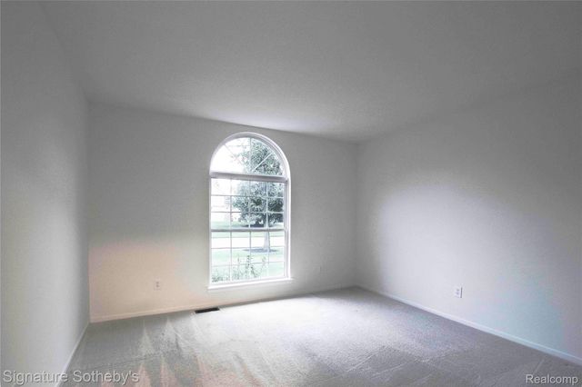 487 Woodvale Drive, Commerce Charter Township, MI 48390