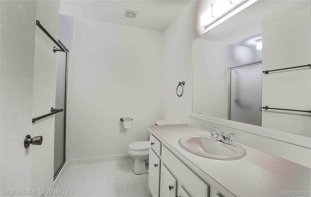487 Woodvale Drive, Commerce Charter Township, MI 48390