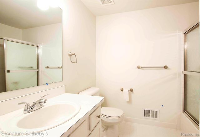 487 Woodvale Drive, Commerce Charter Township, MI 48390