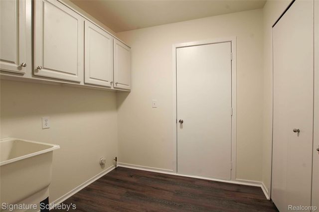 487 Woodvale Drive, Commerce Charter Township, MI 48390