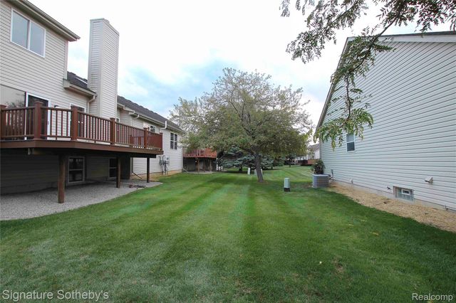 487 Woodvale Drive, Commerce Charter Township, MI 48390