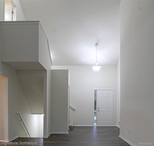 487 Woodvale Drive, Commerce Charter Township, MI 48390