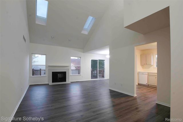 487 Woodvale Drive, Commerce Charter Township, MI 48390