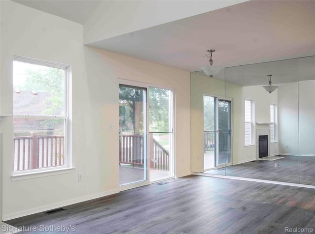 487 Woodvale Drive, Commerce Charter Township, MI 48390