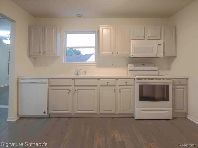 487 Woodvale Drive, Commerce Charter Township, MI 48390