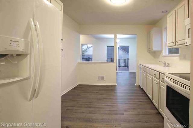 487 Woodvale Drive, Commerce Charter Township, MI 48390