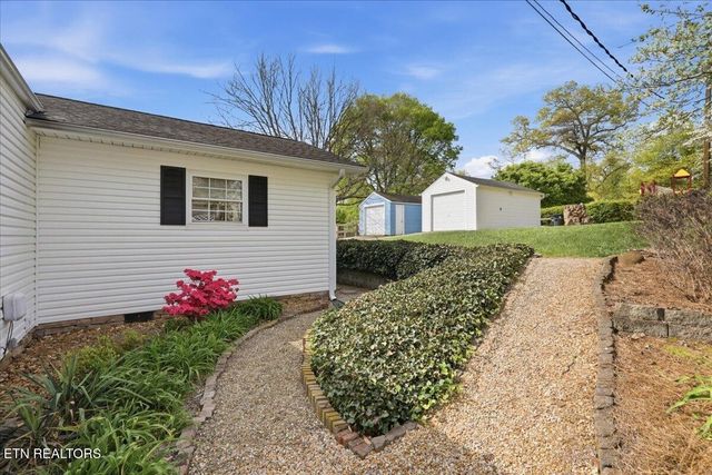 2445 Kennington Rd, Knoxville, TN 37917