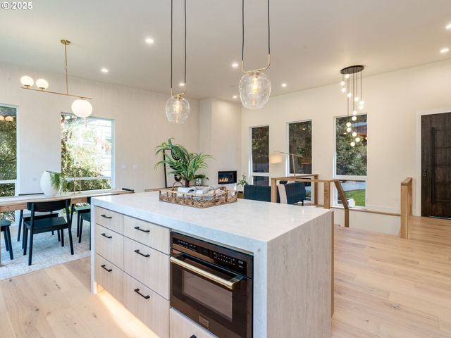 9541 Sw 62ND Dr, Portland, OR 97219