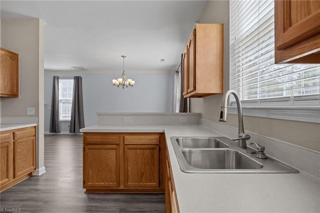 6064 Parkside Circle, Winston-salem, NC 27107