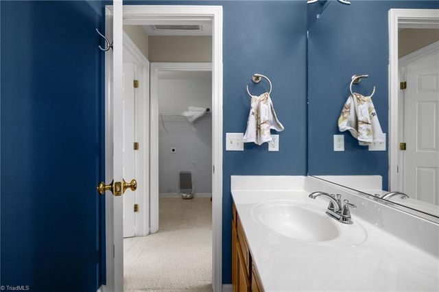 6064 Parkside Circle, Winston-salem, NC 27107