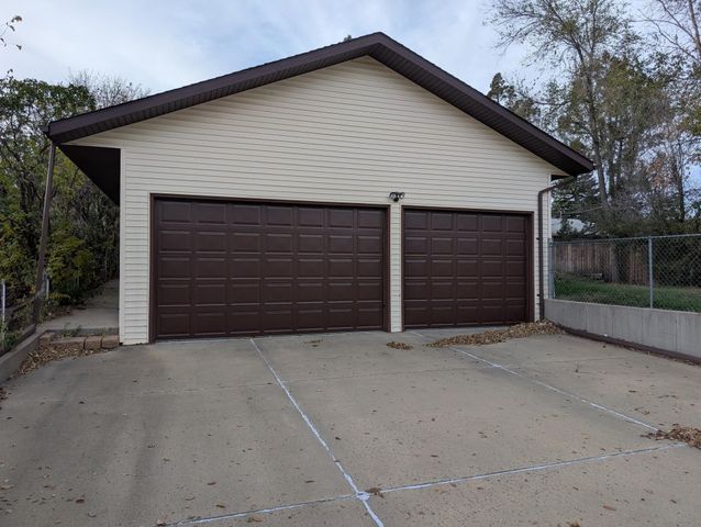 824 W 4th Ave, Dickinson, ND 58601