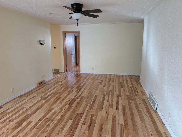 824 W 4th Ave, Dickinson, ND 58601