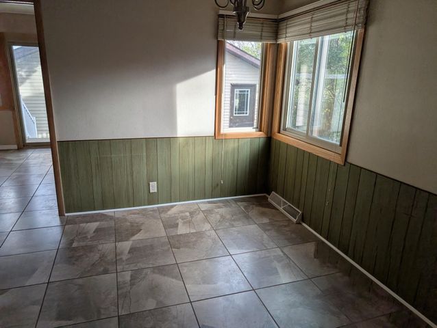 824 W 4th Ave, Dickinson, ND 58601