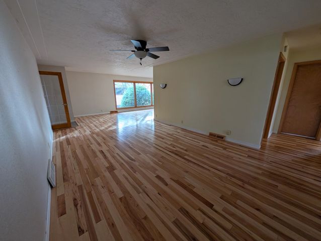 824 W 4th Ave, Dickinson, ND 58601