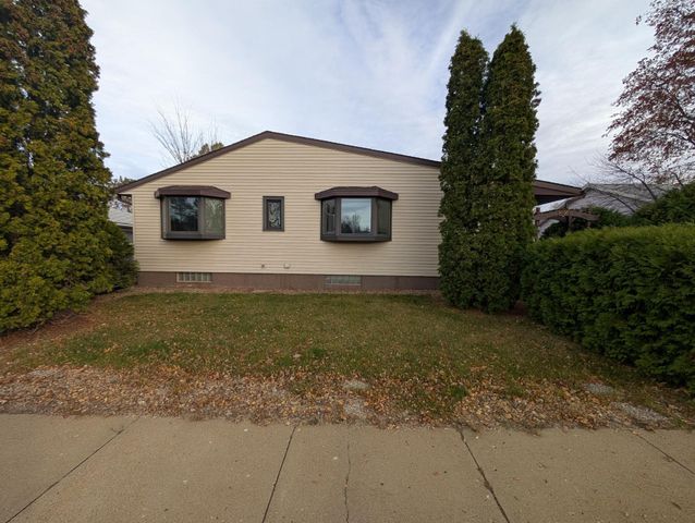 824 W 4th Ave, Dickinson, ND 58601