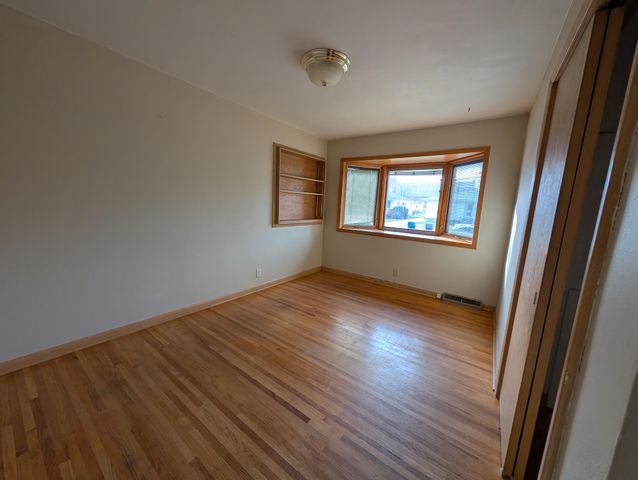 824 W 4th Ave, Dickinson, ND 58601