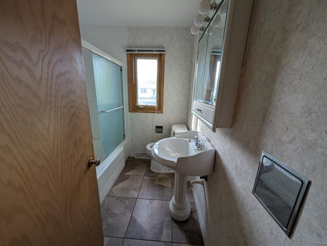 824 W 4th Ave, Dickinson, ND 58601