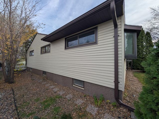 824 W 4th Ave, Dickinson, ND 58601