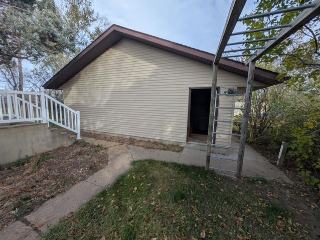 824 W 4th Ave, Dickinson, ND 58601
