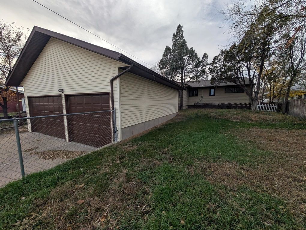 824 W 4th Ave, Dickinson, ND 58601