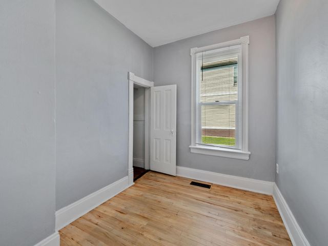 937 Thomas Avenue, Saint Paul, MN 55104