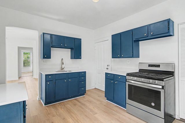 937 Thomas Avenue, Saint Paul, MN 55104