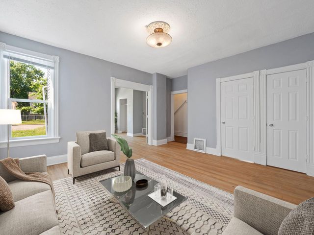 937 Thomas Avenue, Saint Paul, MN 55104