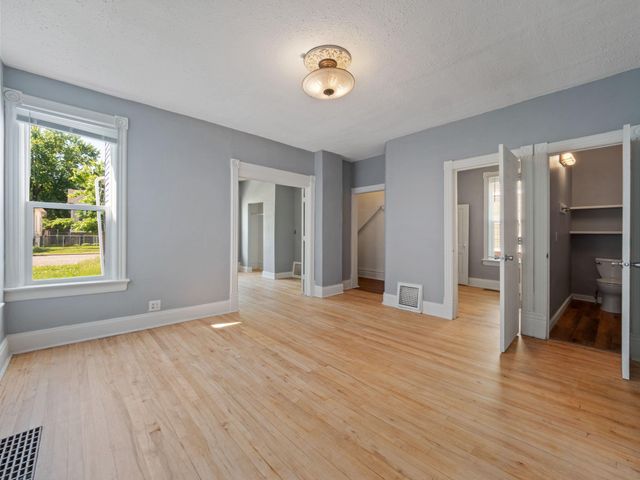 937 Thomas Avenue, Saint Paul, MN 55104