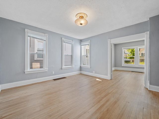 937 Thomas Avenue, Saint Paul, MN 55104