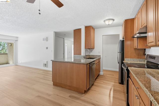 955 Shorepoint Ct 208, Alameda, CA 94501