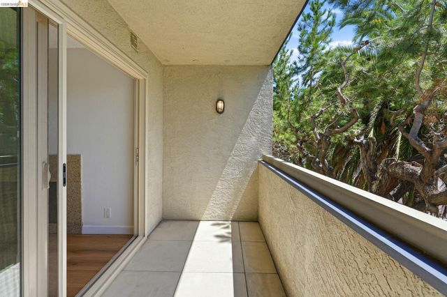 955 Shorepoint Ct 208, Alameda, CA 94501