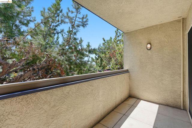955 Shorepoint Ct 208, Alameda, CA 94501