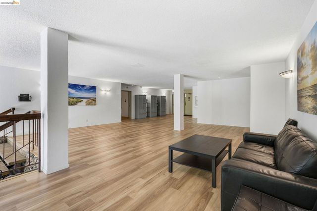 955 Shorepoint Ct 208, Alameda, CA 94501