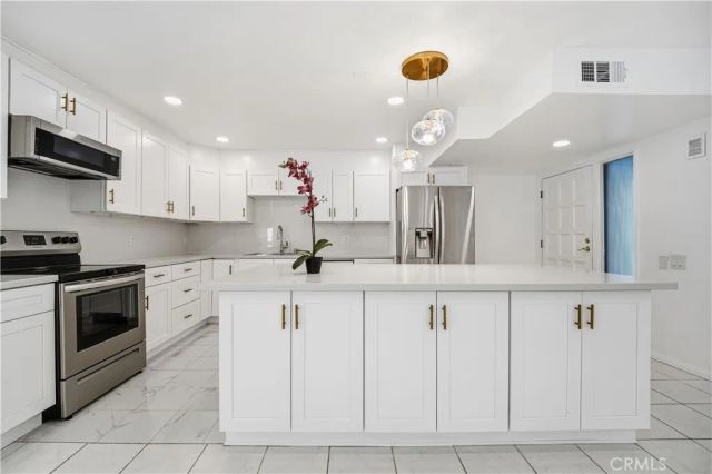 5301 Balboa Boulevard F7, Encino, CA 91316