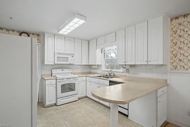 123 Laura LN, Yorktown, VA 23692