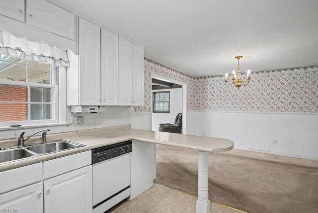 123 Laura LN, Yorktown, VA 23692