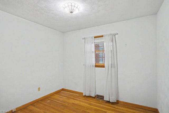 123 Laura LN, Yorktown, VA 23692