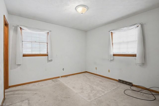 123 Laura LN, Yorktown, VA 23692